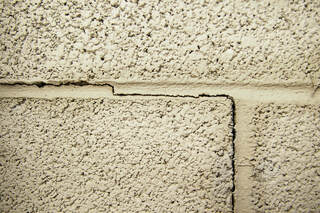 picture of concrete block foundation crack
